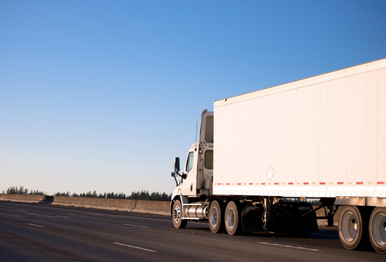 Chofer de tráiler enfrenta a conductores en caseta de peaje