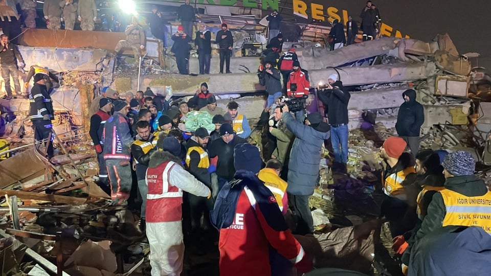 Sobrevivientes gritan entre los escombros tras terremoto en Turquía