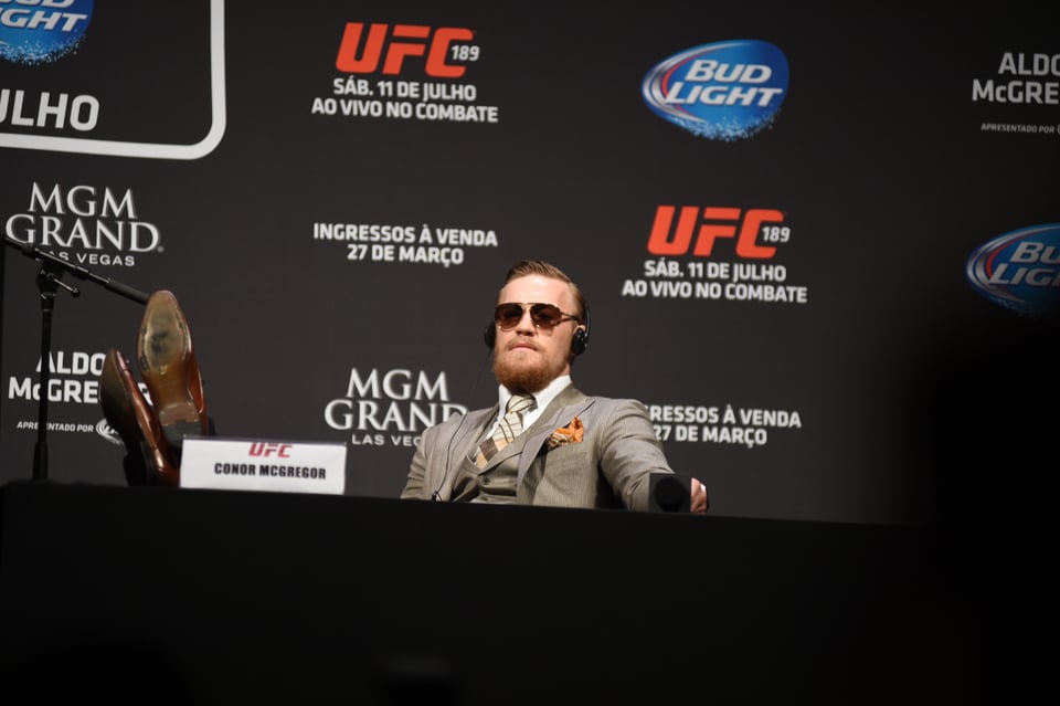 Conor McGregor es arrollado por auto mientras paseaba en bicicleta