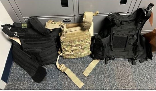 Crónica Vestidos policías irrumpen, delito, crimen, robo