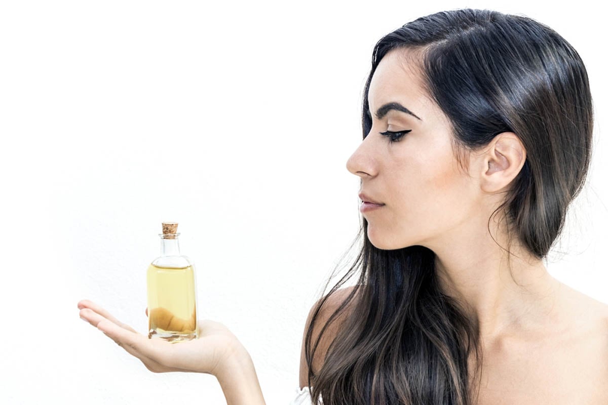 woman, bottle, uses for castor oil, beauty, MundoNOW