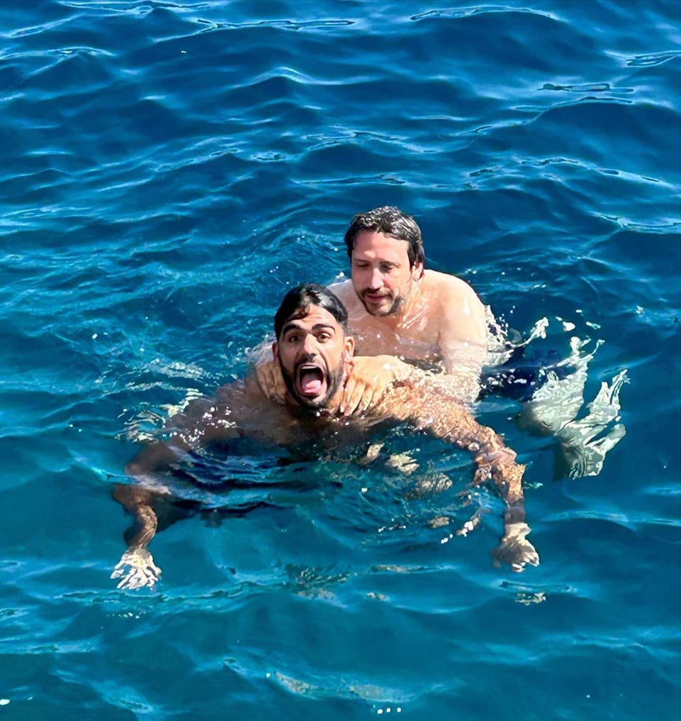 Pareja, disfrutando, mar, vacaciones, Carlos Adyan y Carlos Quintanilla