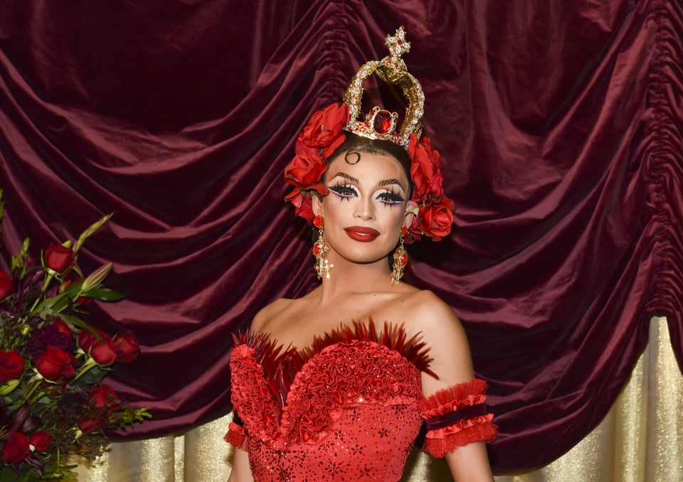Crown, Flowers, Red, Feathers, Neckline, MundoNow