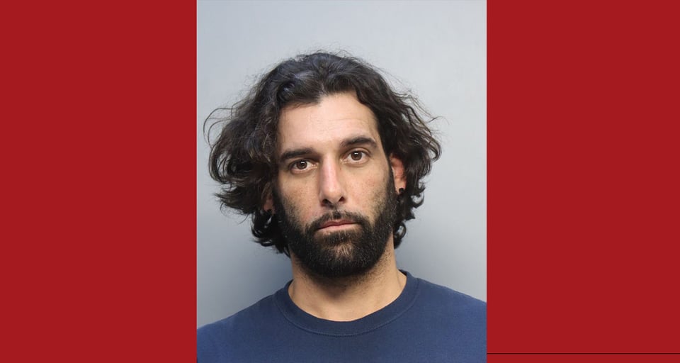 Hombre en la Florida acusado de abusar a mujer en silla de ruedas