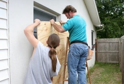Cómo proteger puertas y ventanas contra un huracán