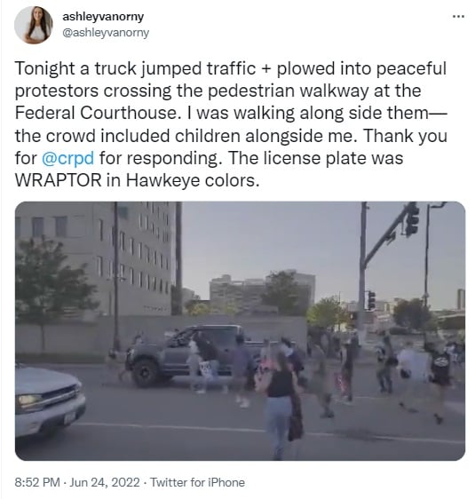 Camioneta atropella a manifestantes en contra del fallo sobre el aborto en EEUU (VIDEO)