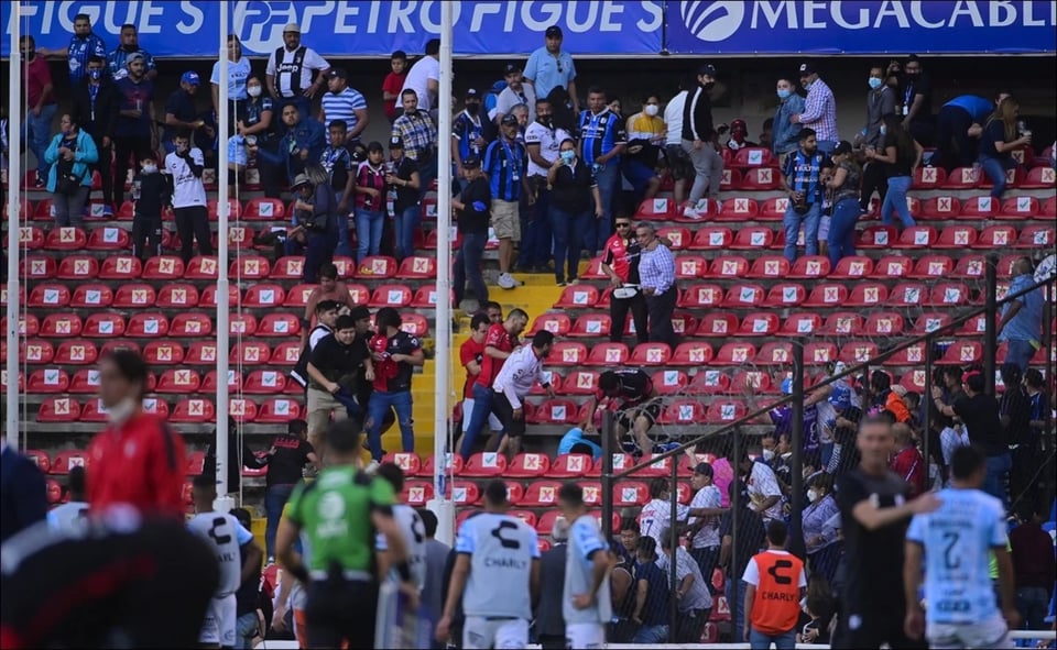 ¡Terrible! Se suspende juego en México, aficionados invaden la cancha por violencia en la tribuna (VIDEO Y FOTOS)