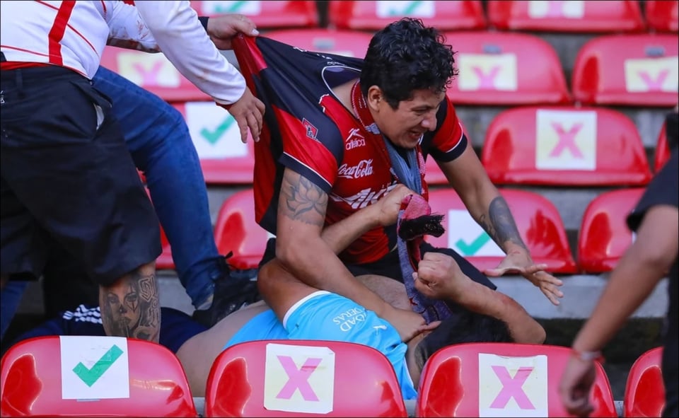 Muestran las terribles imágenes de la ‘batalla campal’ en el estadio de Querétaro (FOTOS Y VIDEOS)