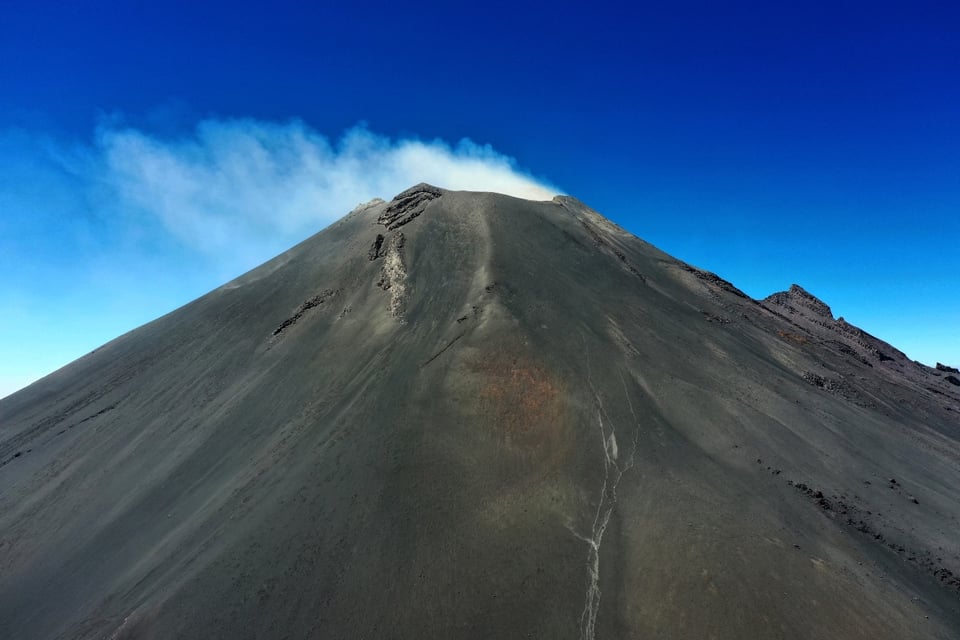 Cuando no les llueve les llovizna… Reportan alerta por caída de ceniza debido al volcán Popocatépetl featured image