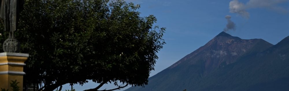Volcán de Fuego entra en erupción en Guatemala