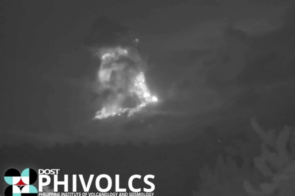 ¡Se activa la alerta! Volcán de Filipinas entra en erupción y cientos de personas terminan siendo evacuadas