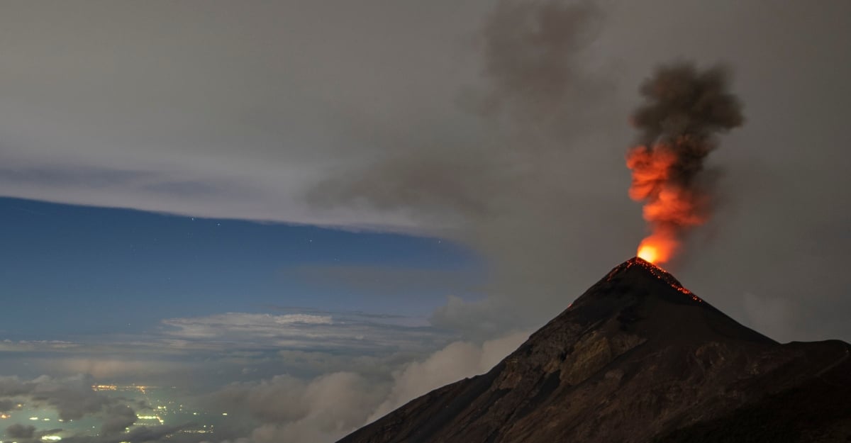 Volcán de fuego registra alarmante actividad