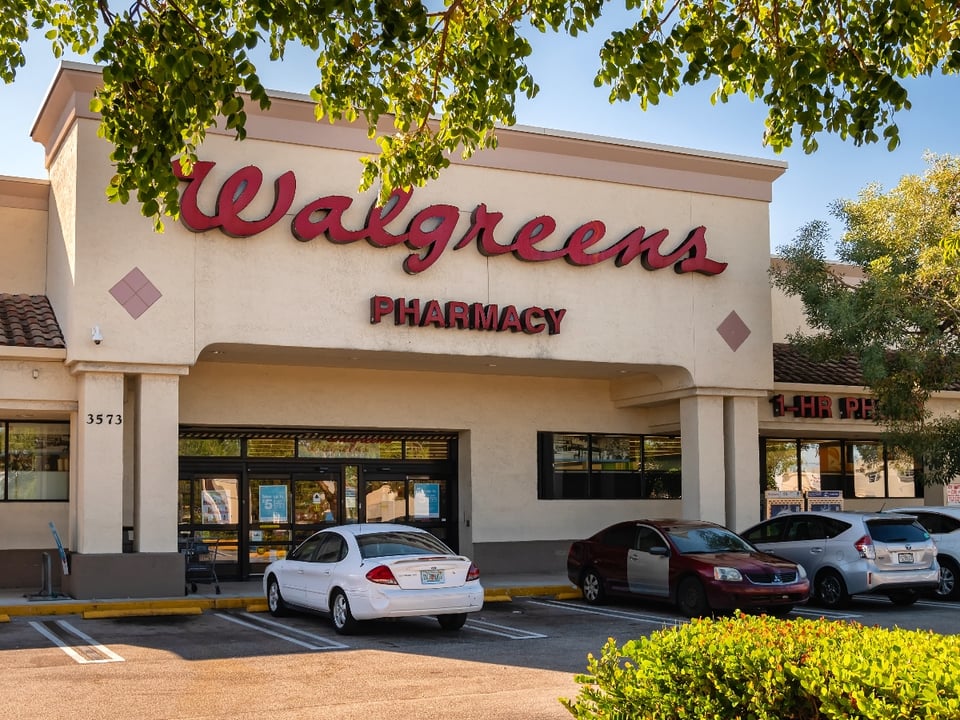 hombre mujeres robo Walgreens, fila Walgreens, Walgreens, Miami, MundoNOW