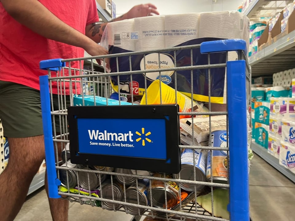 carrito de compras, hombre compras Walmart, papel higiénico, crímenes, MundoNOW