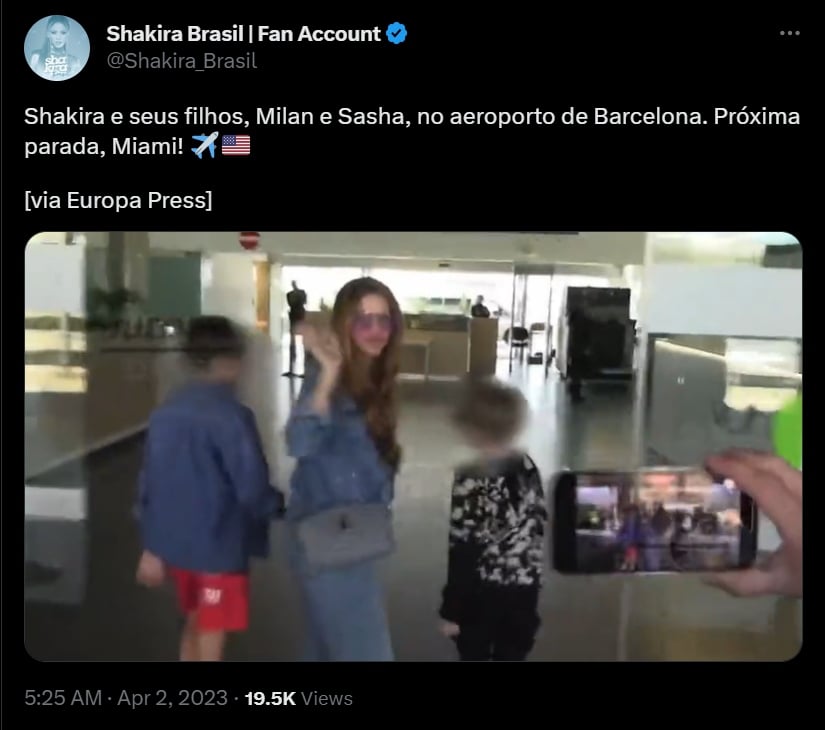 Shakira saludó a los paparazzis que la esperaban en el aeropuerto