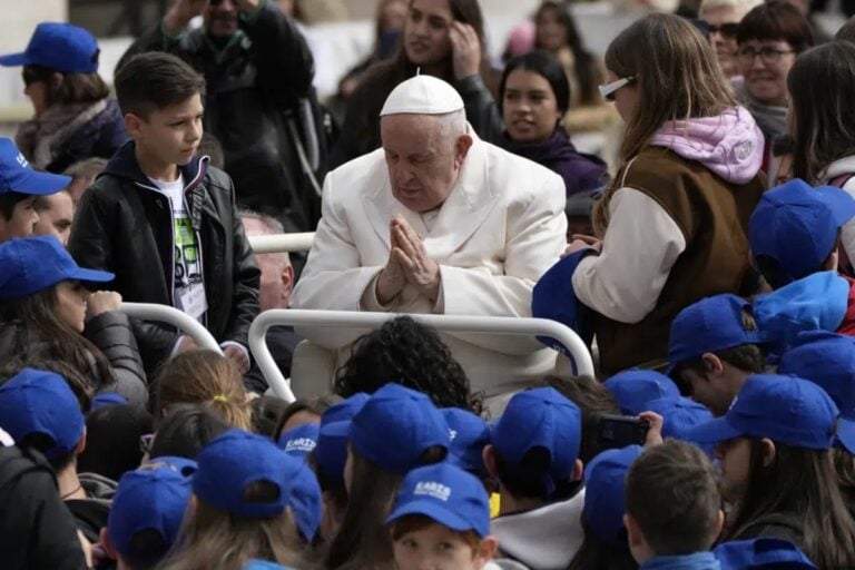 Médicos dan de alta al Papa Francisco del hospital de Roma