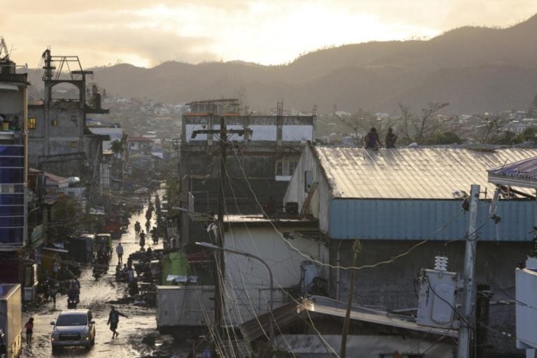 Al menos 375 muertos y 56 desaparecidos luego de que mortal tifón azotara Filipinas