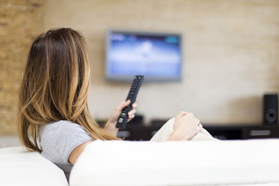 Mujer joven viendo televisión, noticias, información, Aprender jerga inglesa