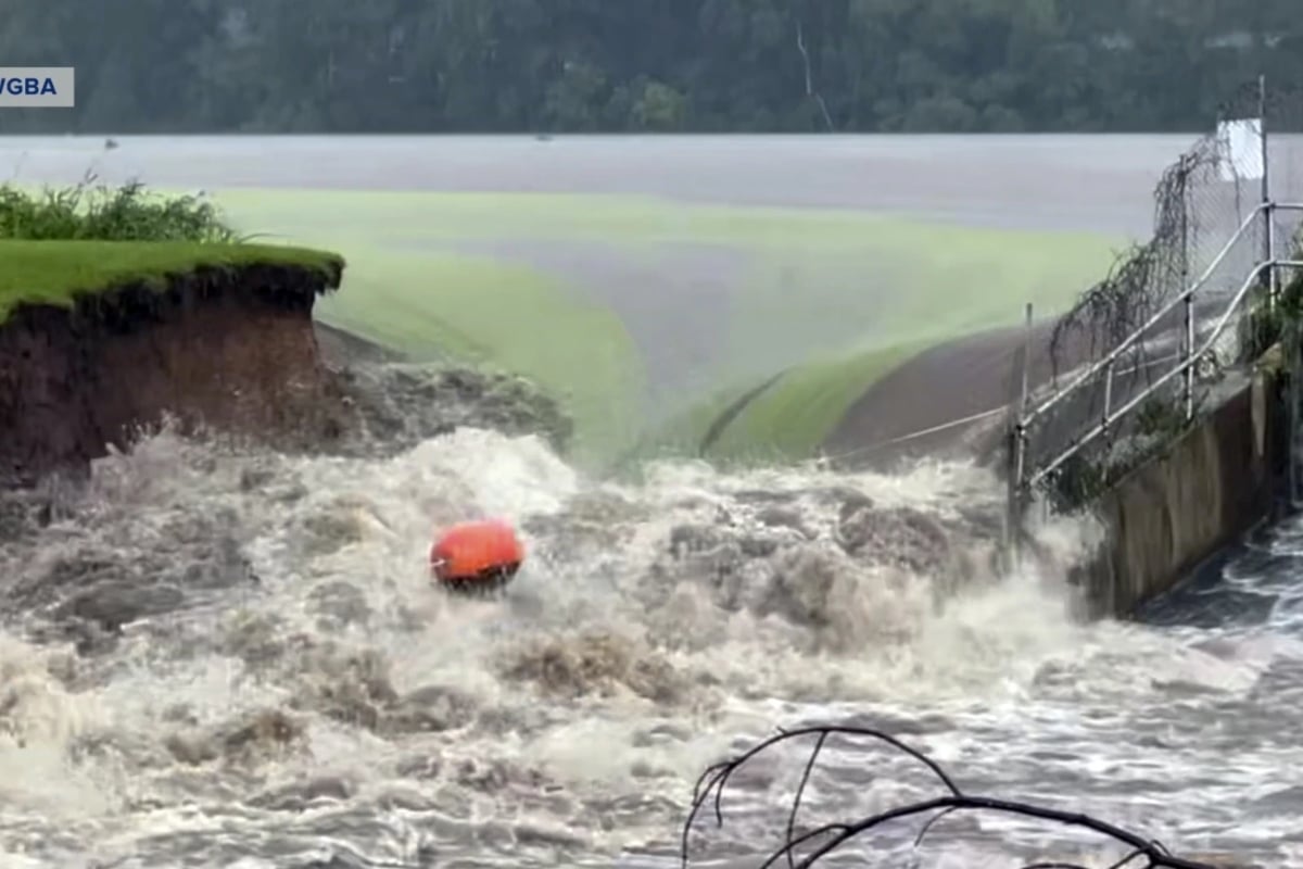 Evacúan comunidad del este de Wisconsin luego de que la inundación rompieran una presa