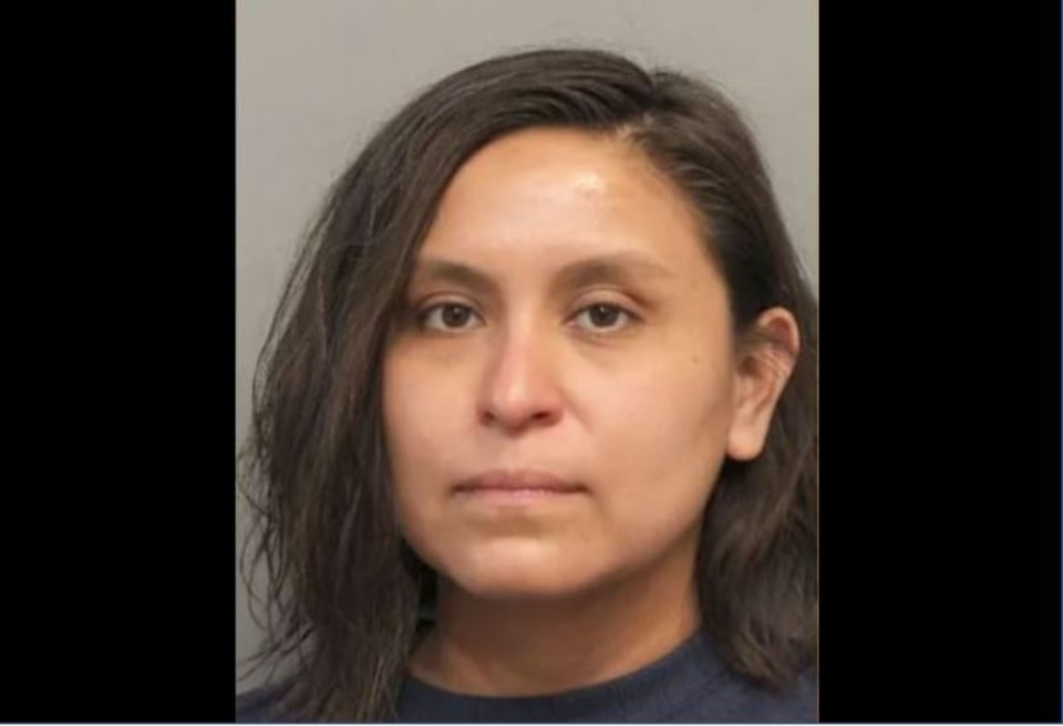 Policía Xochitl Ortiz buscó una pistola eléctrica y arremetió contra sus propios pequeños, pero acabó detenida