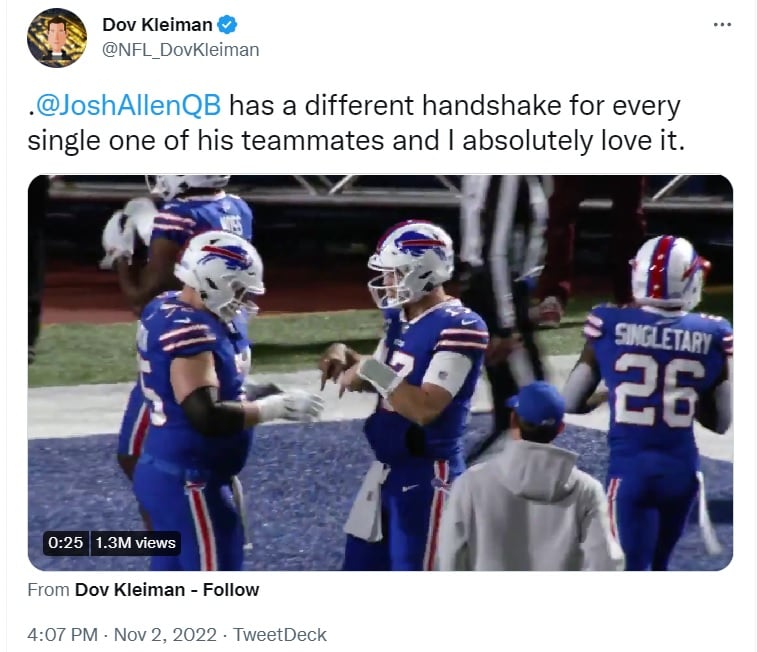 El quarterback de Buffalo Bills tiene un saludo diferente con cada compañero de su equipo