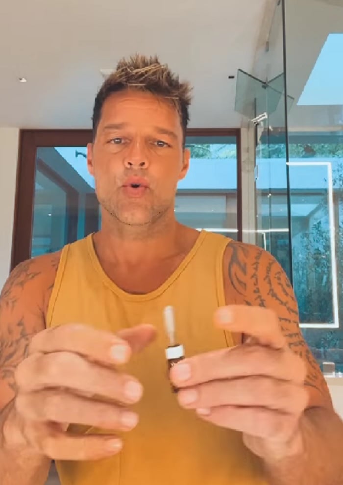 "man i need your help"the young man wrote to Ricky Martin