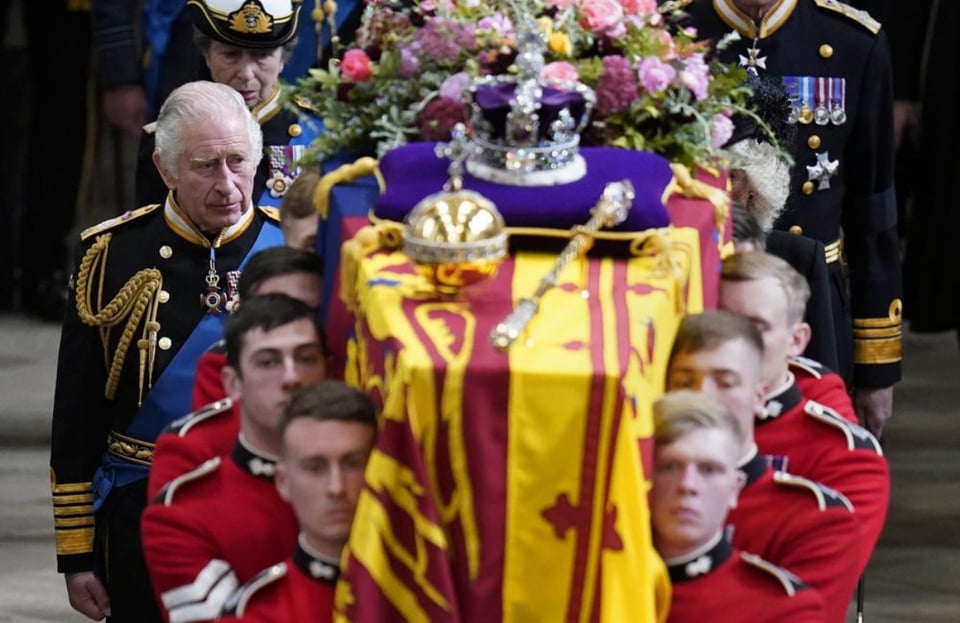 queen elizabeth coffin