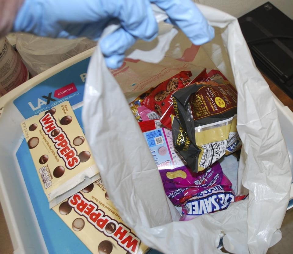 Incautan miles de pastillas en Aeropuerto Internacional de Los Ángeles