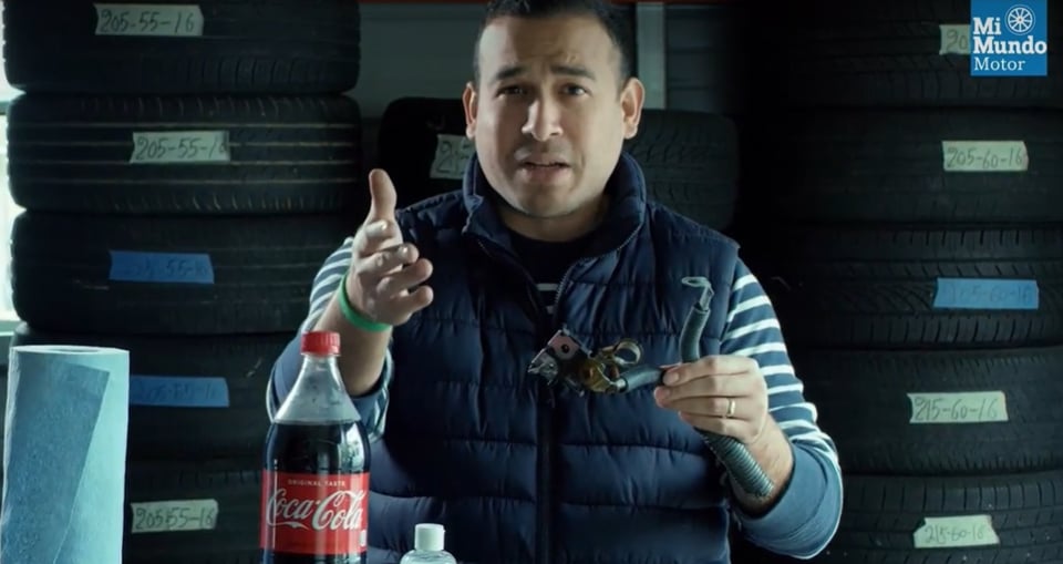 Coca Cola bottle, cleaning cloth, Alfredo Suárez, Motor, MundoNOW