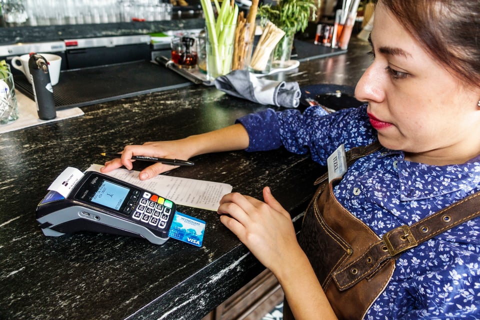  mujer pagando con tarjeta de crédito, cargo tarjeta de crédito, restaurante, economía, MundoNOW