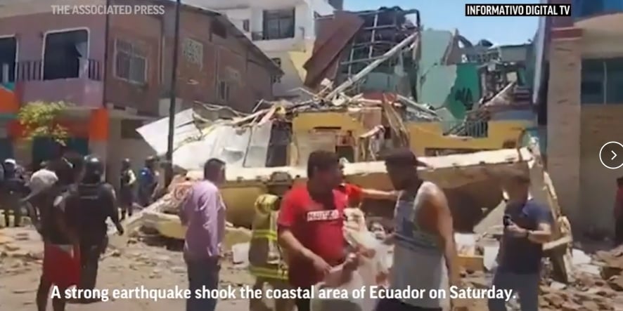 Aumenta muertos sismos Ecuador: Bomberos trabajando