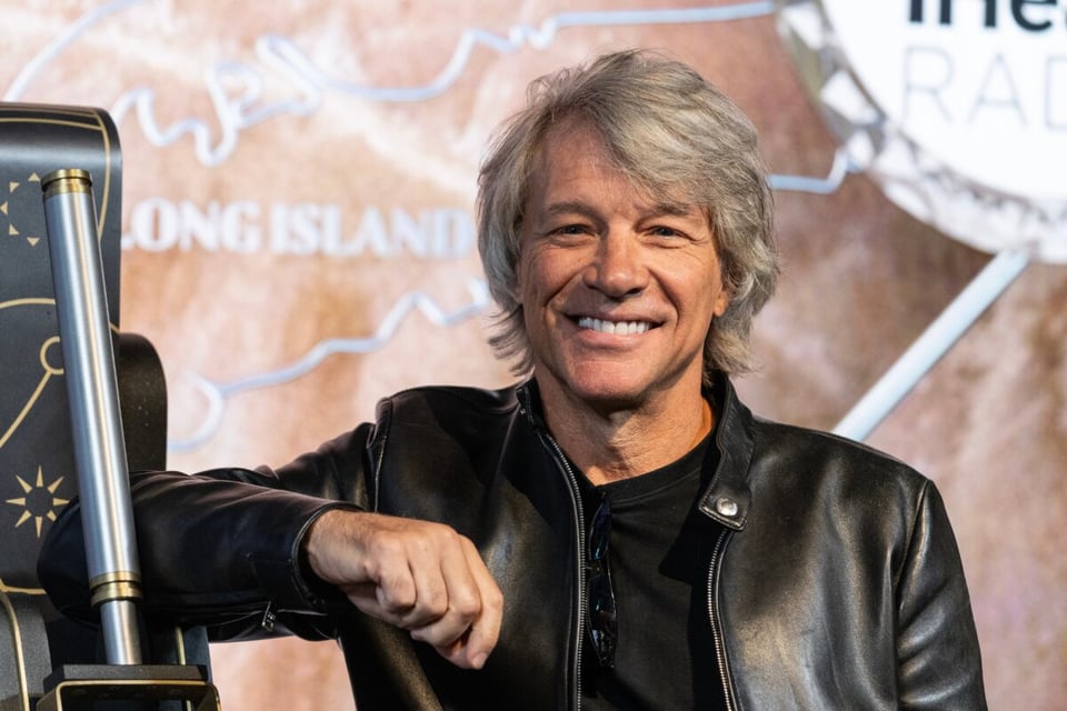 Bon Jovi stops a woman from jumping off a bridge and goes viral