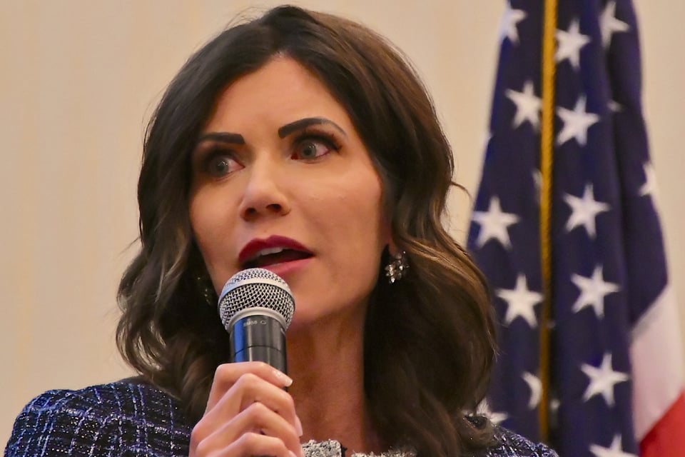 Kristi Noem promete mano dura en Seguridad Nacional, Kristi Noem Asked Sheinbaum to Reinforce Border, Kristi Noem Joins ICE Raid in Chicago