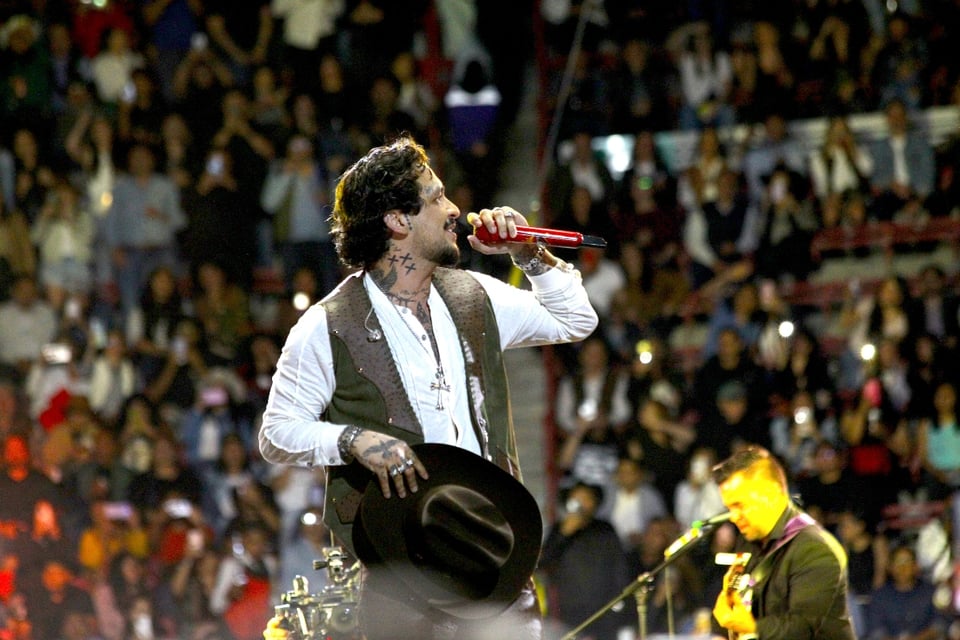 singer, courtship, artist, Hispanics, mundonow