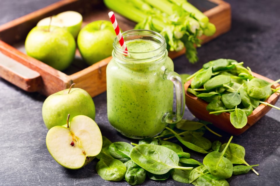 No olvides tomar un rico jugo de manzana con espinaca para desinflamar