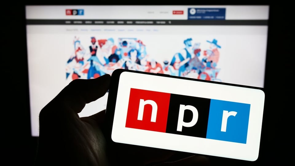 Trump corta fondos federales a NPR y PBS