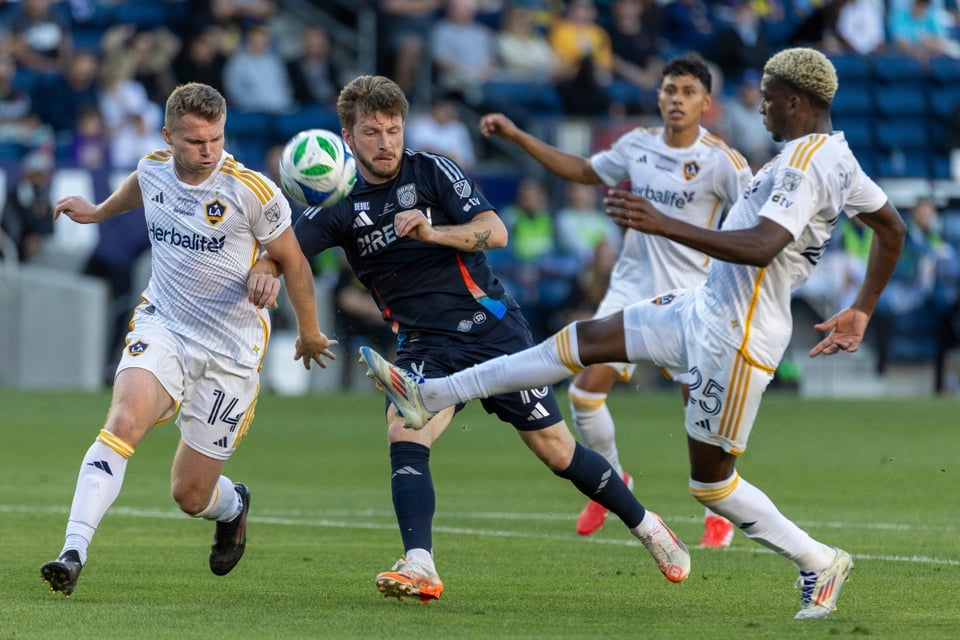 San Diego FC VS Los Ángeles Galaxy disputan el balón