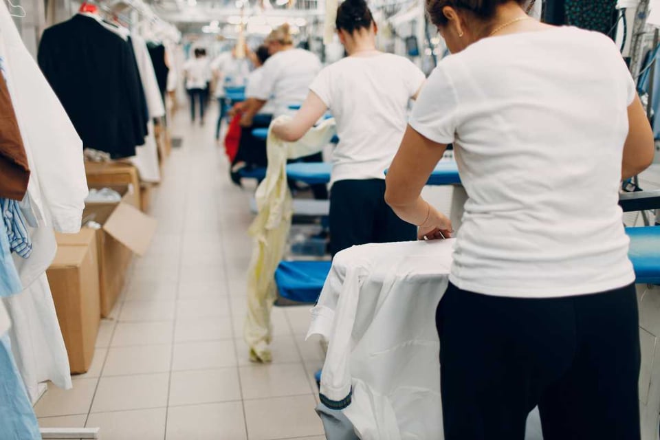 personas trabajando en tintorería, Beneficios del trabajo tiempo completo