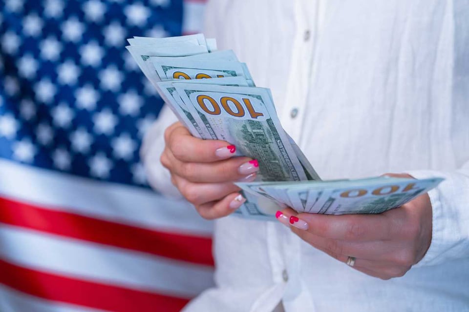 persona contando billetes