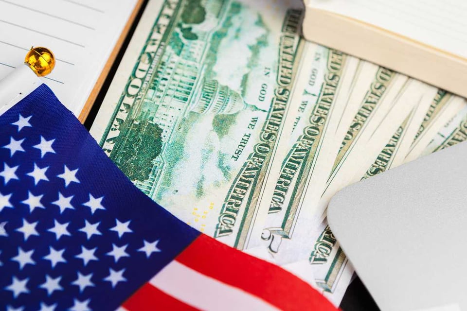 bandera estados unidos, billetes en una mesa