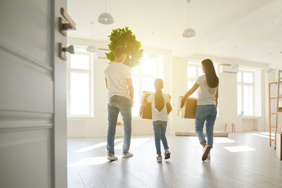 personas entrando a una casa con cajas en la mano