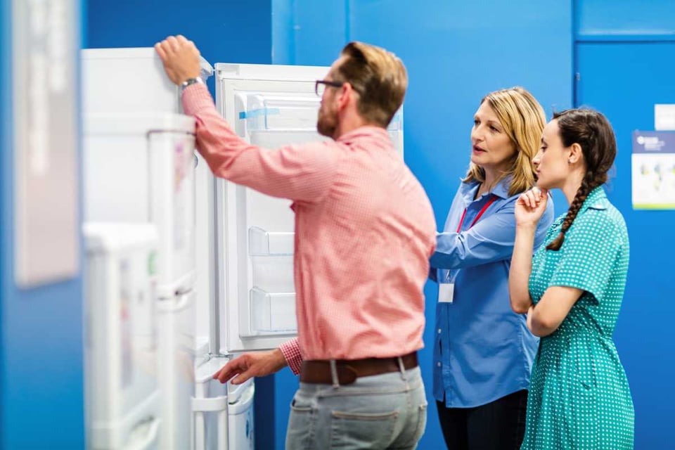 personas comprando electrodomésticos
