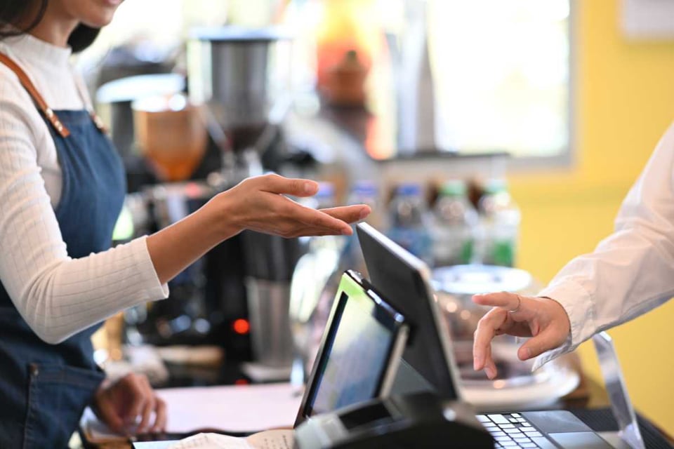 persona pagando un producto en unaa tienda