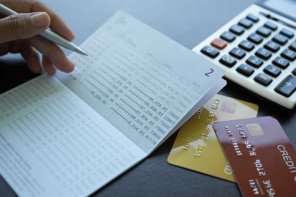 persona revisando saldo en libreta de ahorro