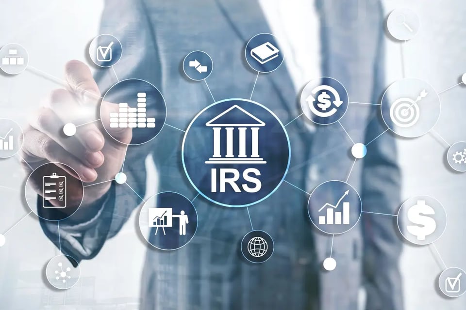 evitar sanciones del IRS, hombre señalando imagen del IRS