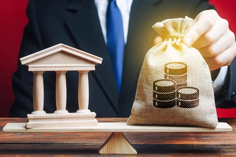 balanza entre bolsa que representa gasto de dinero y objeto que representa gobierno