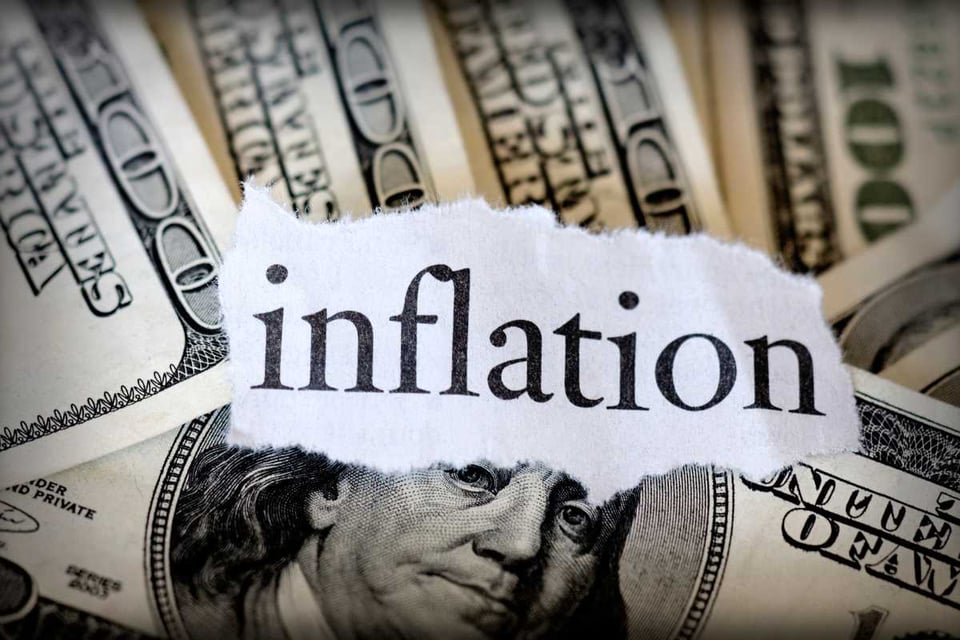 palabra inflation en un papel sobre dolares