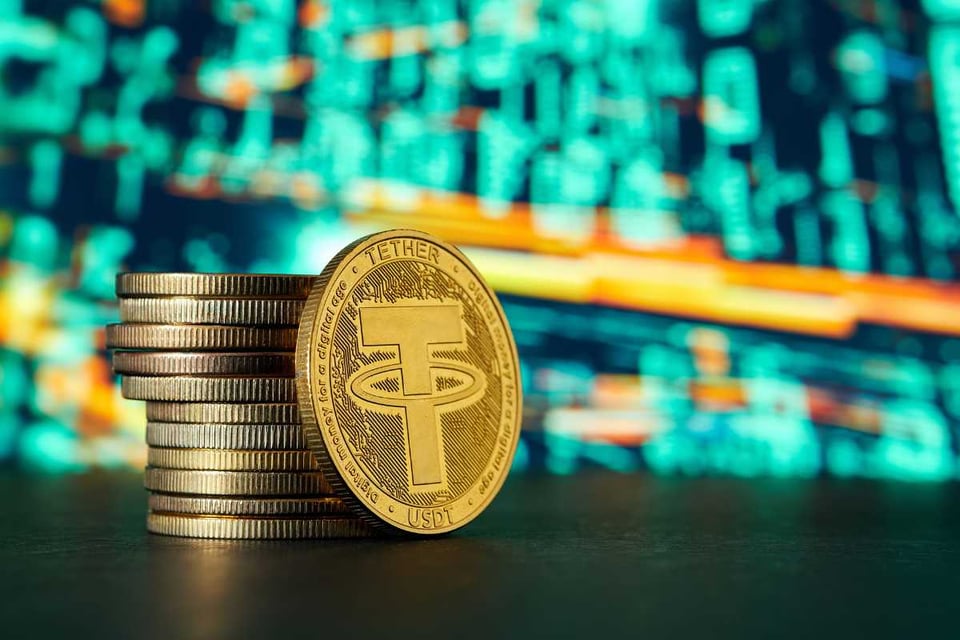 monedas ordenadas frente a una pantalla con luces, monedas digitales