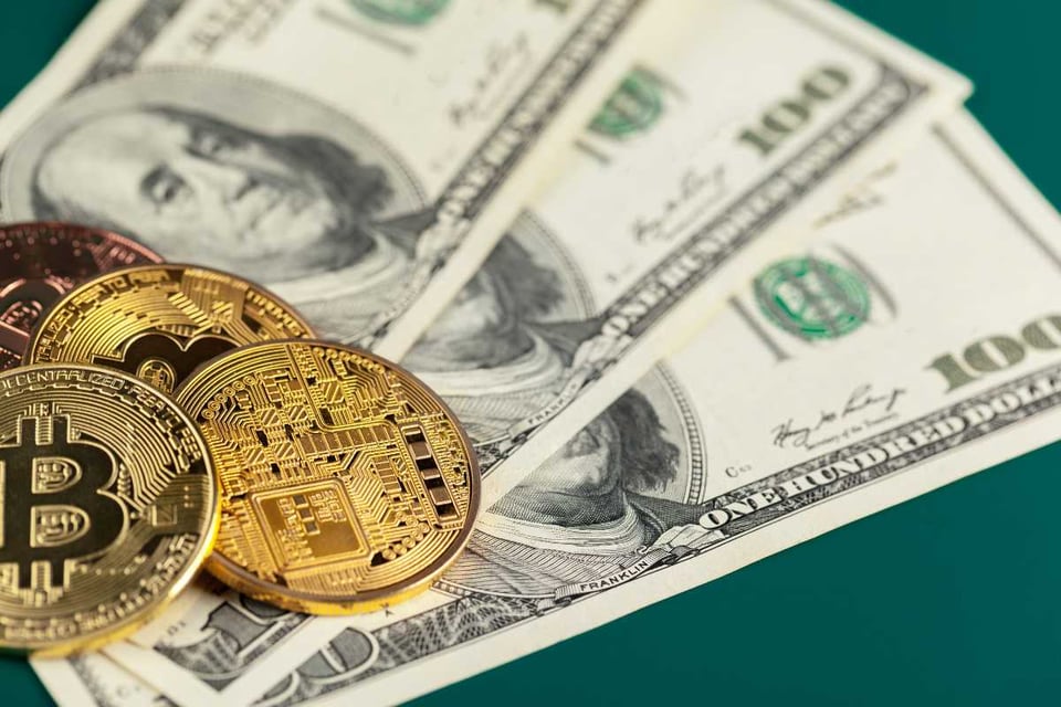 monedas doradas y biletes en una mesa