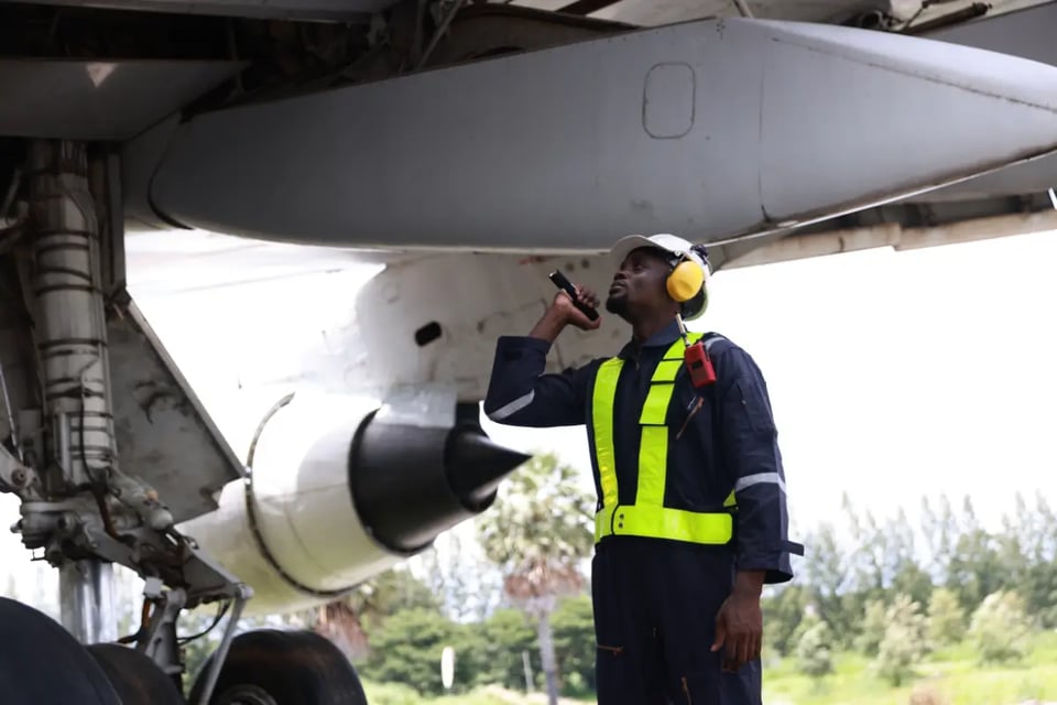 hombre revisando avion, piezas de aviones